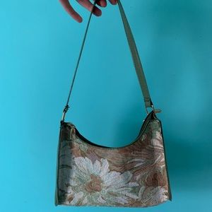 looking to sell this adorable shoulder bag!